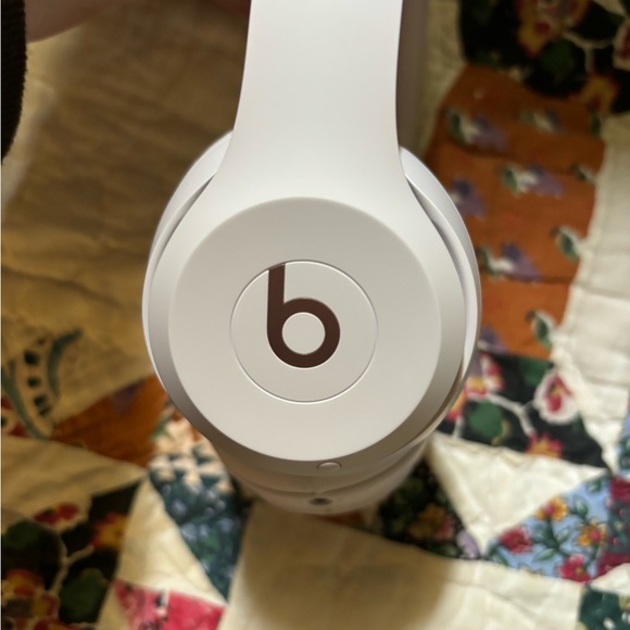 Beats Solo 4’s Pink Wireless Headphones - Picture 5 of 7